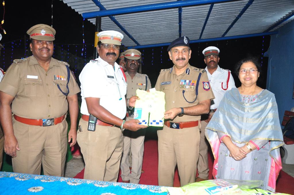 avadipolice's tweet image. New traffic Police #Outposts were inaugurated at Vellanur and  Chinna Mullaivoyal by @SandeepRRathore Commissioner of police @Avadi. These outposts will help 
* To avoid road accidents
* 24x7 assistance to public
* To respond immediately accident spot
#Publicassistance