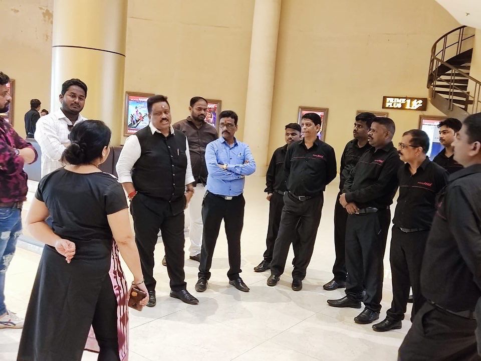 Sandeep97010265's tweet photo. आज मिरा रोड येथील मूव्ही मॅक्स ला सदिच्छा भेट दिली तसेच तेथील कामगारांच्या समस्या जाणून घेतल्या,  तसेच सर्व कामगारांचे प्रमलंबित प्रश्न लवकरच मार्गी लावणार असे आश्वासन यावेळी देण्यात आले.
@RajThackeray @avinash_mns https://t.co/ke3jo510EB