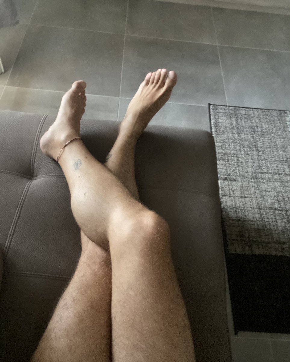 michael12762399's tweet photo. Aspetto sempre qualcuno che mi faccia un bel massaggio…. #feet #massage #gay #feetlick https://t.co/wuz51W8DEy