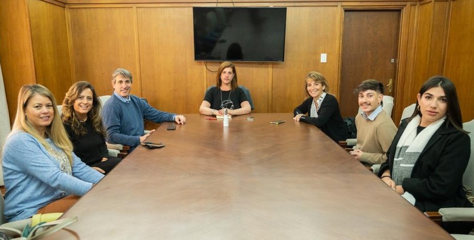 🖊 Trabajo conjunto para reforzar nuestro compromiso por los derechos de todos 💪🏽

Gracias <a href="/ferurquiz/">Fernanda Urquiza</a> y Sebastián  Cremaschi por recibirnos! 🏳️‍🌈
mendoza.gov.ar/prensa/capacit…