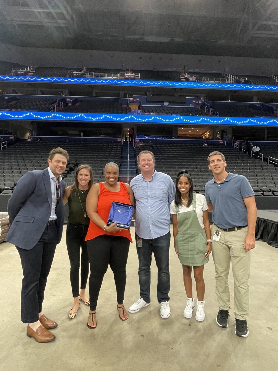 LewisDFerebee's tweet photo. Thank you ⁦⁦⁦@MSE⁩ for honoring ⁦⁦@dcpublicschools⁩ Customer Service All-Star, Ursula Ferguson! Extremely fortunate to work with this All-Star everyday. Truly grateful! 🙏🏽 https://t.co/9NPmSZALjK