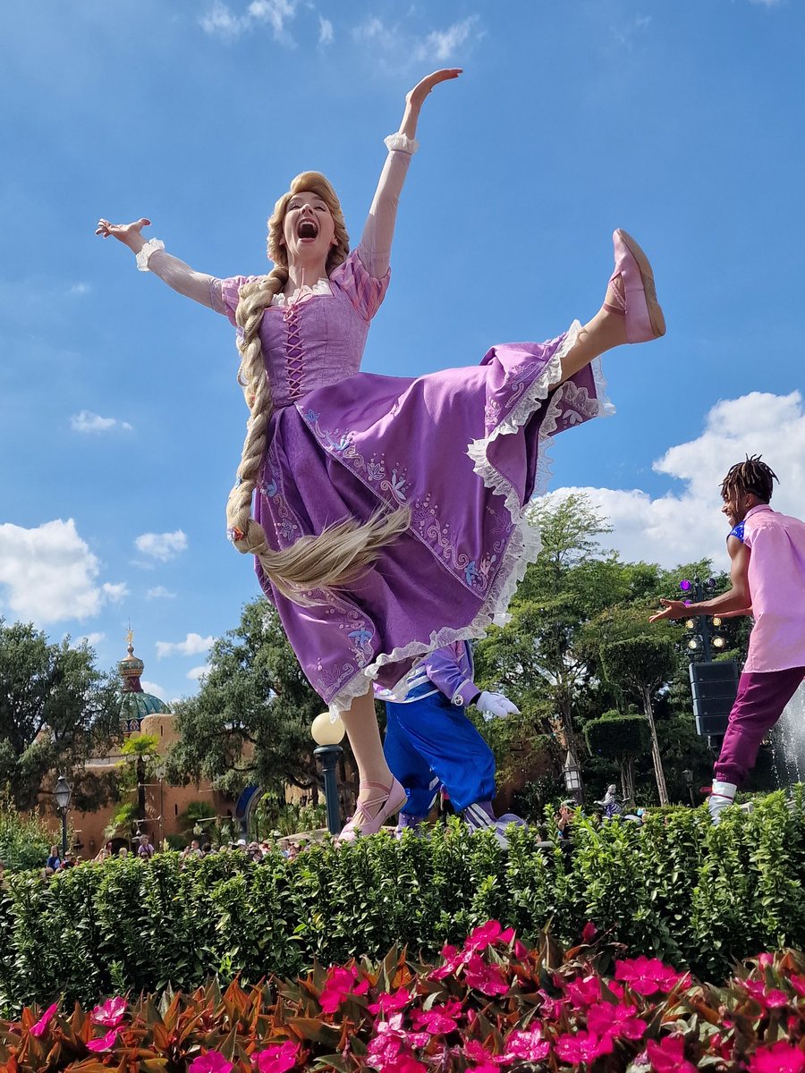 NothingIfNotMe's tweet photo. That feeling when you realise the weekend begins... @DisneyParis_EN @DisneylandParis https://t.co/SHLuc9bKyW