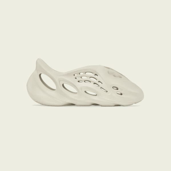 ErvinSunga's tweet photo. YZY FOAM RNR ADULTS is dropping on CONFIRMED. Sign up now. #adidasconfirmed https://t.co/vCJ4CNJOPS https://t.co/7kU8bSMskj