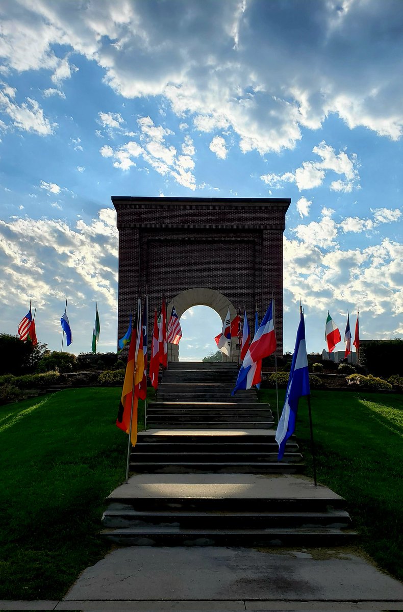 brianlenzmeier1's tweet photo. Today we welcome our new students to @BuenaVistaUniv as they formally process through the arch and become members of our community! #BeaversBuild https://t.co/sSWIL8XpzI
