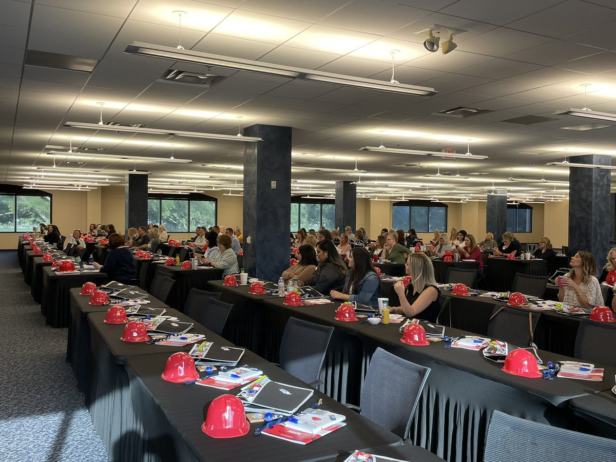 Curriculumdiva's tweet photo. So exited to be learning alongside ESC8 colleagues today!  #We’reBuildingTogether @ESCRegion8 @DeniseDavis1231 @AngieRaney @Carrie__Henry https://t.co/9JCSyNoP41