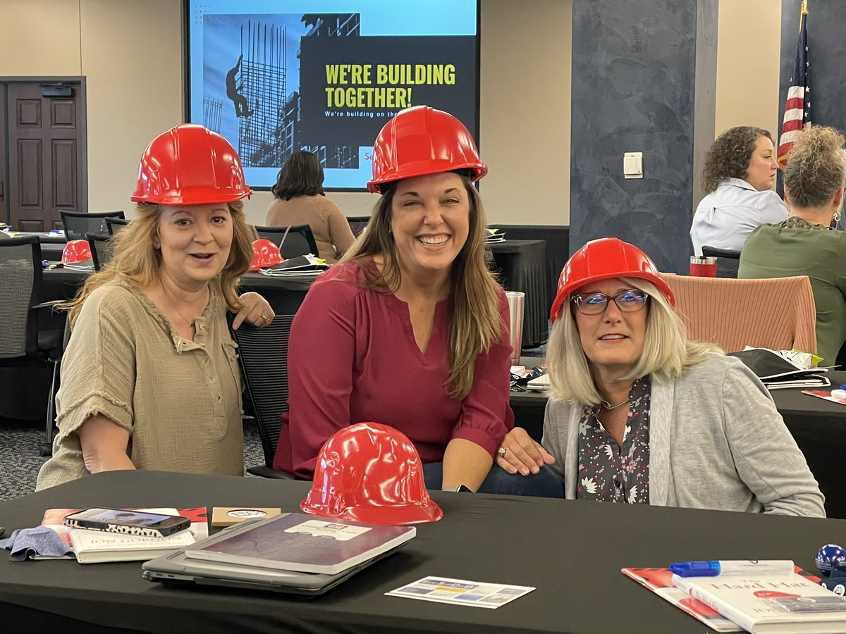 Curriculumdiva's tweet photo. So exited to be learning alongside ESC8 colleagues today!  #We’reBuildingTogether @ESCRegion8 @DeniseDavis1231 @AngieRaney @Carrie__Henry https://t.co/9JCSyNoP41
