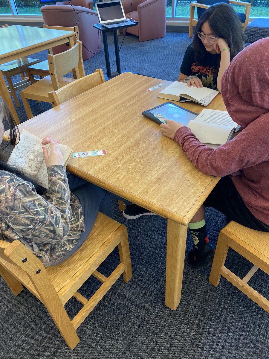 Msdelightful3's tweet photo. It’s one of my favorite days! Library day! Thank you to @SmithisReading for welcoming the 9th graders to the library. 📚🖤💛🐻 #Turner202strong #readingisrad https://t.co/qpSPbuqsW7