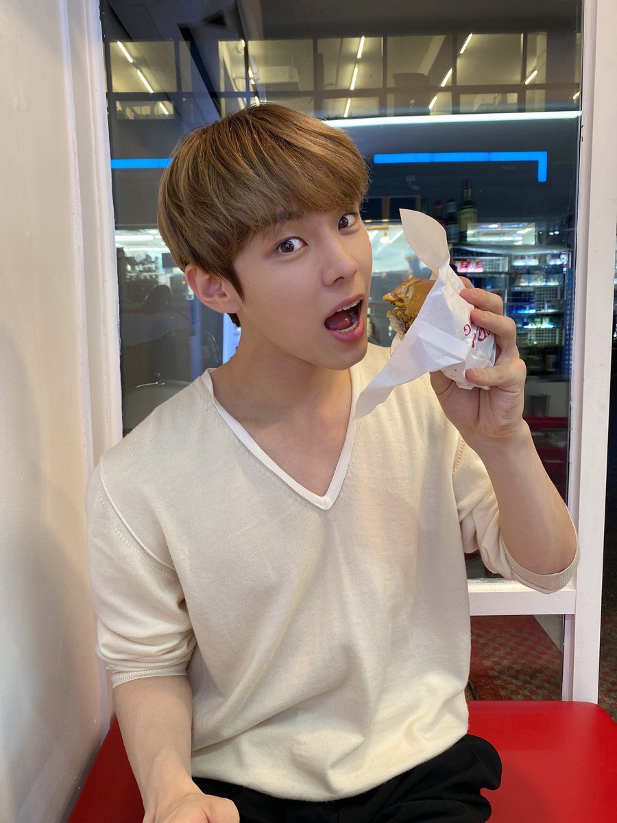 Official_Seobin's tweet photo. 🍔🍟💗 

#윤서빈 #YoonSeobin
#100_Percent #Hundred_percent_only_love https://t.co/5jdTIfH5DE