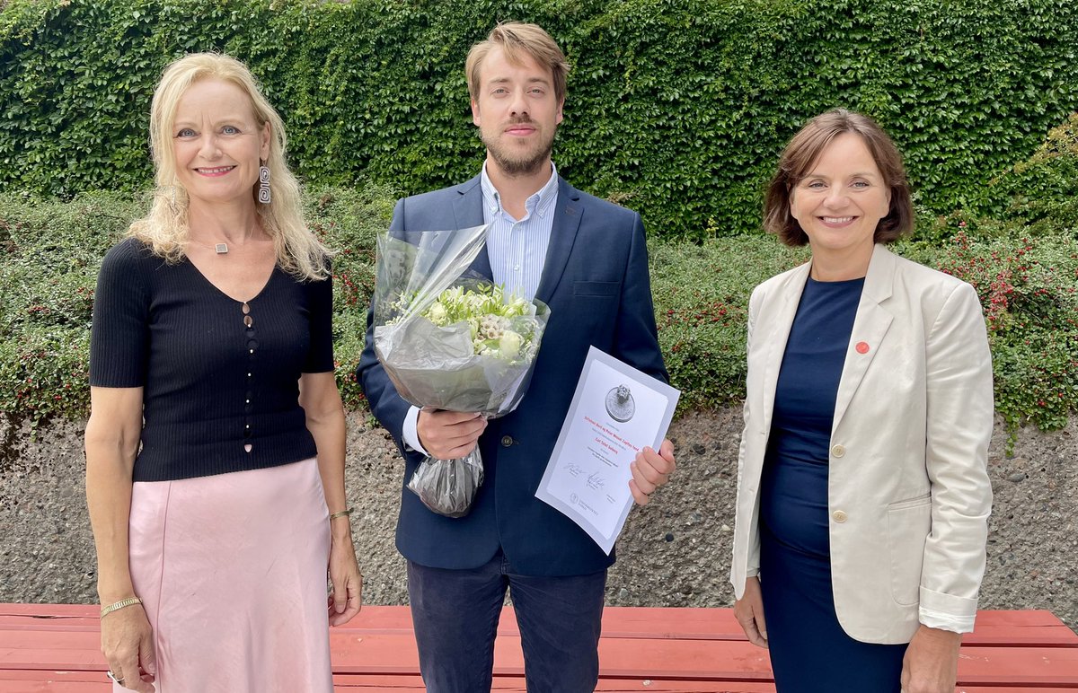 sum_uio's tweet photo. Congratulations to Carl Tollef Solberg (@UniOslo_MED) with the #Zapffe Prize 2022 🥳 Celebrated by Inga Bostad, leader of the Prize Committee, and @AseGornitzka, Pro-Rector @UniOslo #ANsymp https://t.co/NabVsxaIv0