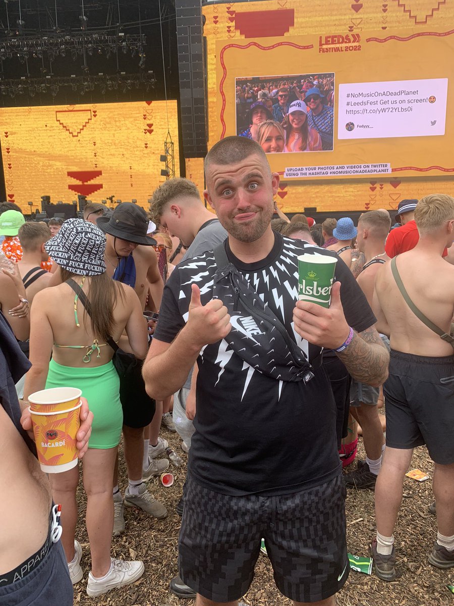 millen_rufc's tweet photo. #nomusiconadeadplanet   took my brother to Leeds fest https://t.co/tnQgde1FiY