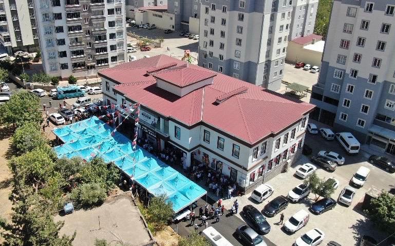 akkadin12subat's tweet photo. Hayırsever iş adamı Orhan Akkoyun tarafından yaptırılan Cemile Akkoyun Millet Konağı'nın a��ılışına katılım sağladık. Aşure ikramlarını paylaştık.Hayat paylaştıkça güzelleşir 🌺 

#BirOlduk21Olduk https://t.co/QRRLyGrfIb