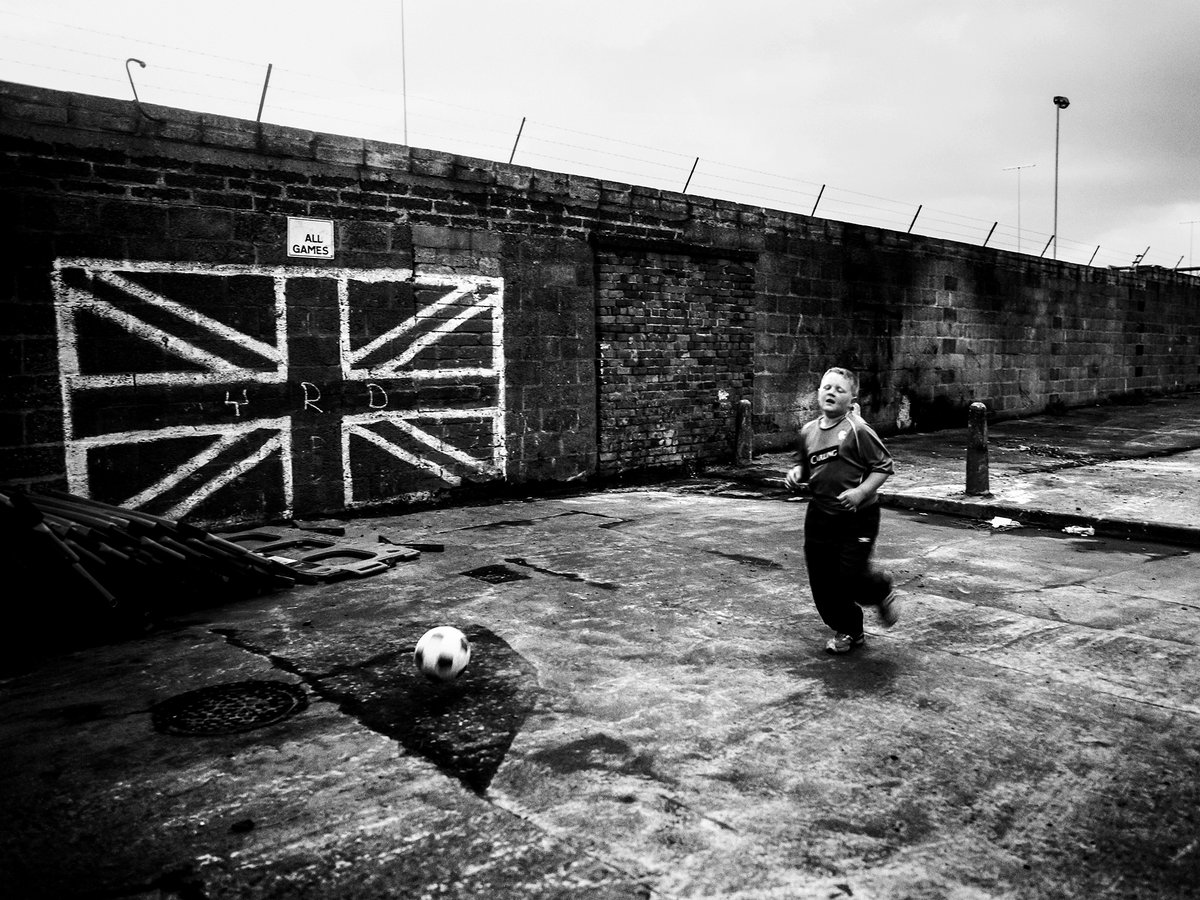 LowerBlock's tweet photo. Striking photo essay discovers a sense of belonging and escapism that football offers, irrespective of background and social standing. https://t.co/uDtZSN6Dub #football #photography #footballphotography #footballculture #Belfast #footballincommunity #weemuckers #tobybinder https://t.co/oS0EoTnz54