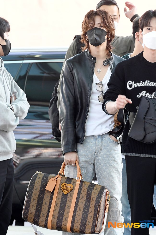 NCT YUTA SQUAD on X: #YUTA with his Louis Vuitton soft trunk monogram  eclipse canvas bag , the one that he is carrying on the original picture on  the SEE LV exhibition.✨ #