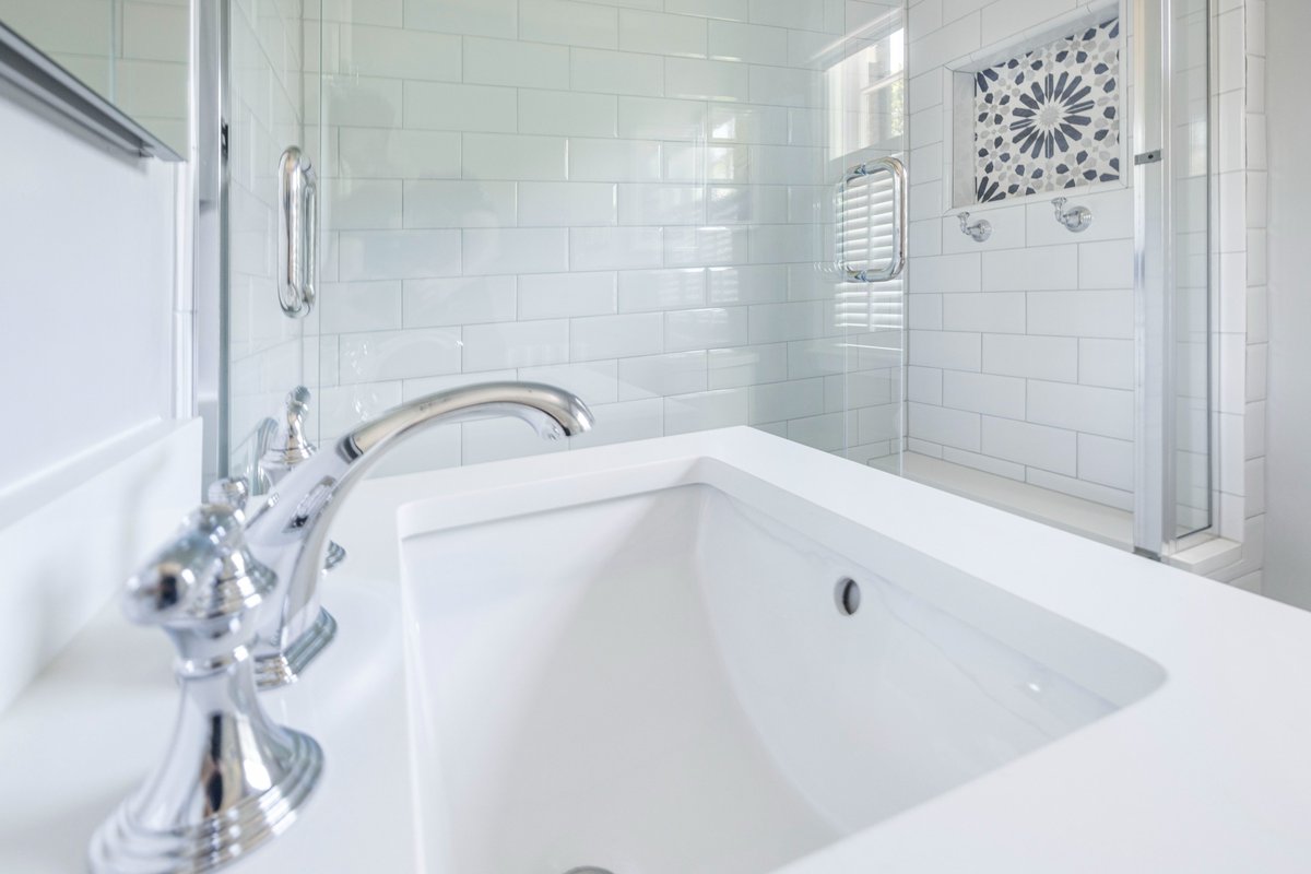 SolidRemodeling's tweet photo. Bathroom Remodeling in Alexandria, VA

#beveledsubwaytiles #brightbathroom #flowertiles #interiordesign #kohlerdevonshire #modernbathroom #patternedtiles #polisdedchromefixtures #Virginia #recessedpanelvanity #smallbathroom #smallspaces #whiteandblue #whitebluetiles #whitevanity https://t.co/e5n1FI45Oo