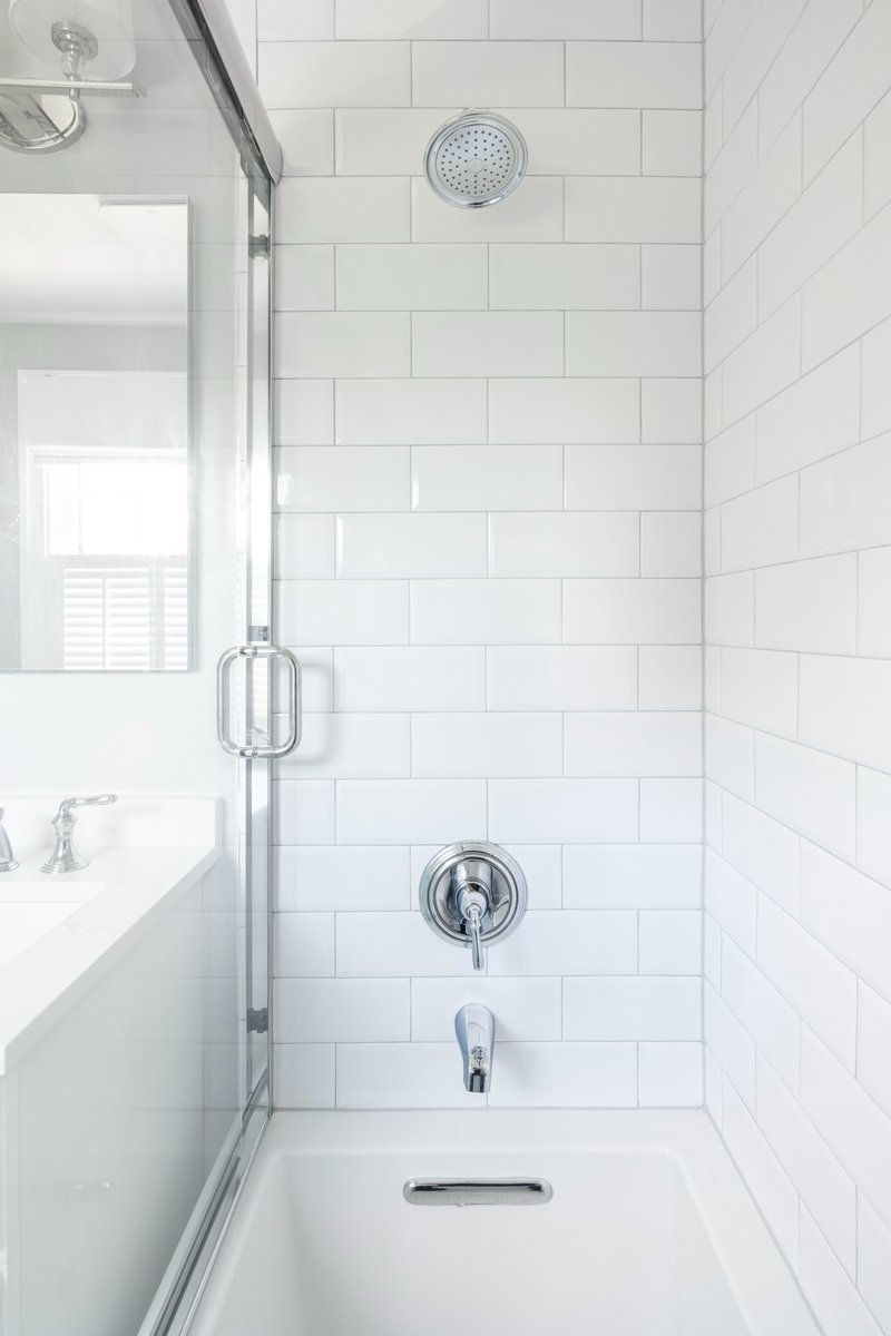 SolidRemodeling's tweet photo. Bathroom Remodeling in Alexandria, VA

#beveledsubwaytiles #brightbathroom #flowertiles #interiordesign #kohlerdevonshire #modernbathroom #patternedtiles #polisdedchromefixtures #Virginia #recessedpanelvanity #smallbathroom #smallspaces #whiteandblue #whitebluetiles #whitevanity https://t.co/e5n1FI45Oo
