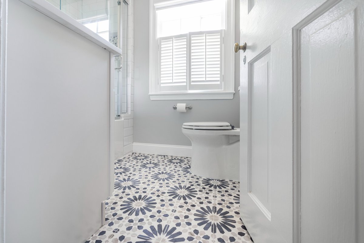 SolidRemodeling's tweet photo. Bathroom Remodeling in Alexandria, VA

#beveledsubwaytiles #brightbathroom #flowertiles #interiordesign #kohlerdevonshire #modernbathroom #patternedtiles #polisdedchromefixtures #Virginia #recessedpanelvanity #smallbathroom #smallspaces #whiteandblue #whitebluetiles #whitevanity https://t.co/e5n1FI45Oo