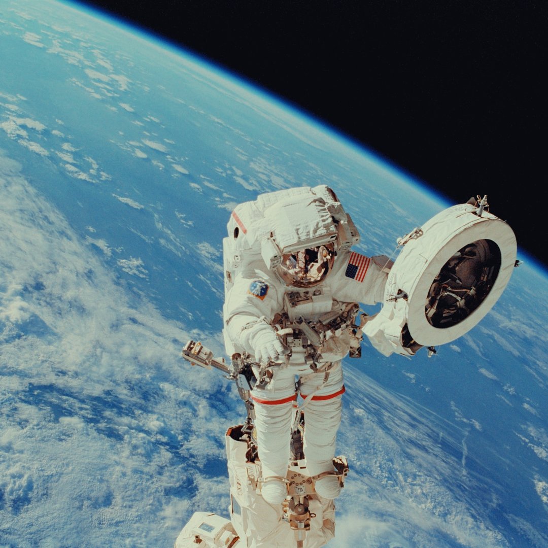 TheMarsGen's tweet photo. We’ve got more #astronaut fun facts for this #SpaceFactFriday!
Did you know astronauts grow up to 3% taller in space?
When an Astronaut experiences microgravity, their spinal disks become decompressed and that individual becomes temporarily taller!
#DYK #Microgravity #Space https://t.co/LnI9QmZXuJ