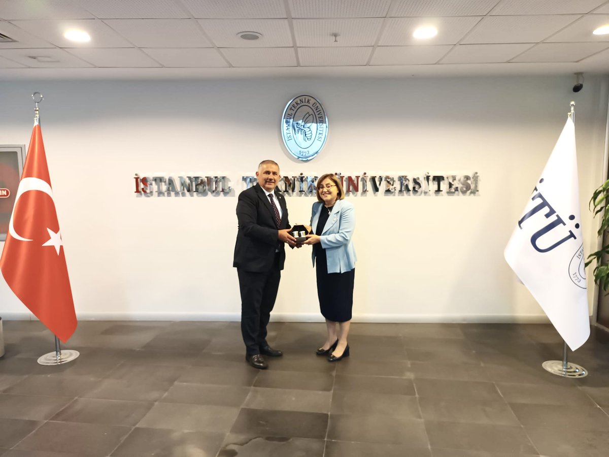 FatmaSahin's tweet photo. Mezun olduğum okulu, İstanbul Teknik Üniversitesi’ni bugün bir kez daha ziyaret ettim.

Rektör Prof. Dr. İsmail Koyuncu ile güzel arkadaşlıklıklar kurduğum, sınav telaşı yaşadığım o günlere geri döndüm, duygulandım. 

@itu1773 https://t.co/Uh7fyZCtkS