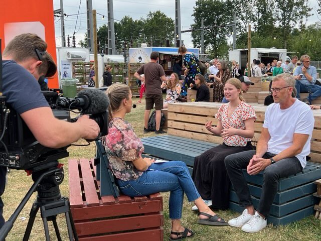 Andrrugh's tweet photo. Herligt kulturmøde med debatter om bæredygtighed, kunst og kultur. Særlig fornøjelse at møde @Formand_DSE , formand for DSE. Her i et fælles interview på @tvmidtvest #km22 #dkpol #uddpol https://t.co/8XIBpbaI6z