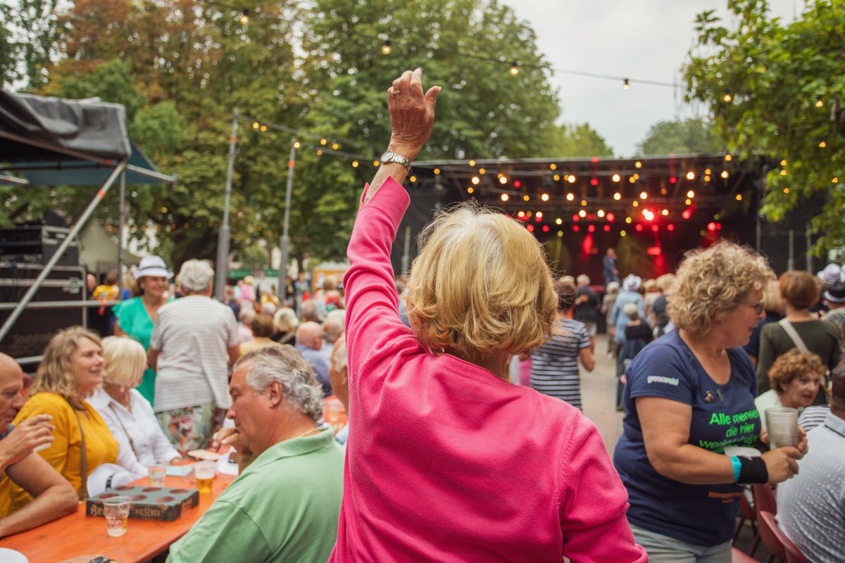 Er werd flink gesjoenkeld tijdens de Middag van het Sentiment! Met de vakkundige presentatie van Herm Pollux en muziek van Neppie, Marco Vaessen, Frank en Mirella en niemand minder dan Imca Marina werd er volop genoten. Olé!

📸: Pam van den Broek