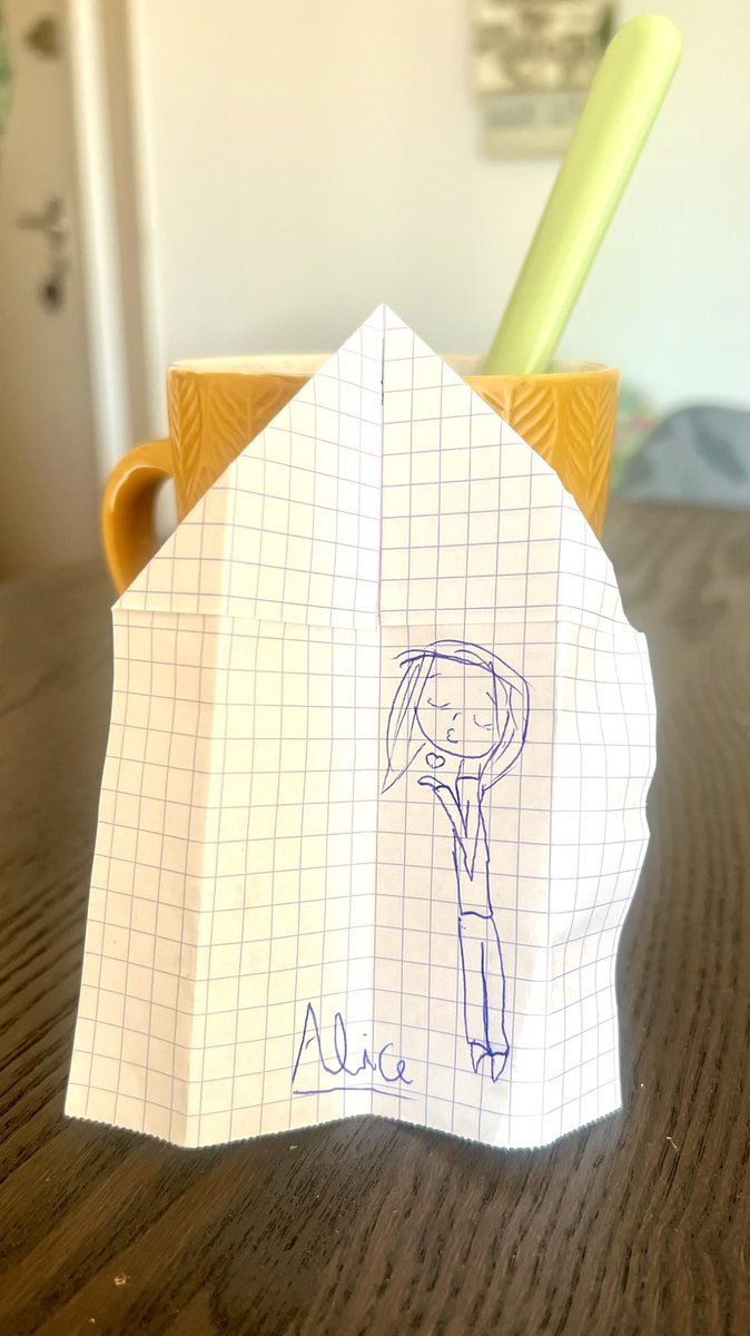 I_Mitxitorena's tweet photo. Una niña se me acerca por la espalda en una terraza en Las Landas (Francia) y me entrega un avión de papel. Algo infantil y tierno, con un dibujo de ella lanzándome un beso y con su nombre ‘Alice’ 𝗔𝗯𝗿𝗼 𝗵𝗶𝗹𝗼 𝗱𝗲 𝗹𝗮 𝗵𝗶𝘀𝘁𝗼𝗿𝗶𝗮... https://t.co/9u5SuFNhQf