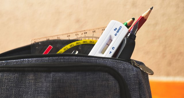 Dt_Aerzteblatt's tweet photo. Pooltests sind ressourcensparende Nachweismöglichkeit von Coronainfektionen:  Köln – Die Kombination von Testungen und Hygienemaßnahmen hat den Präsenzunterricht für Grundschulen in Bayern zu weiten Teilen… https://t.co/jUZQ5fX7S1 #Studie #COVID19 #Schule #Pooltest https://t.co/FPDKeKxzvc