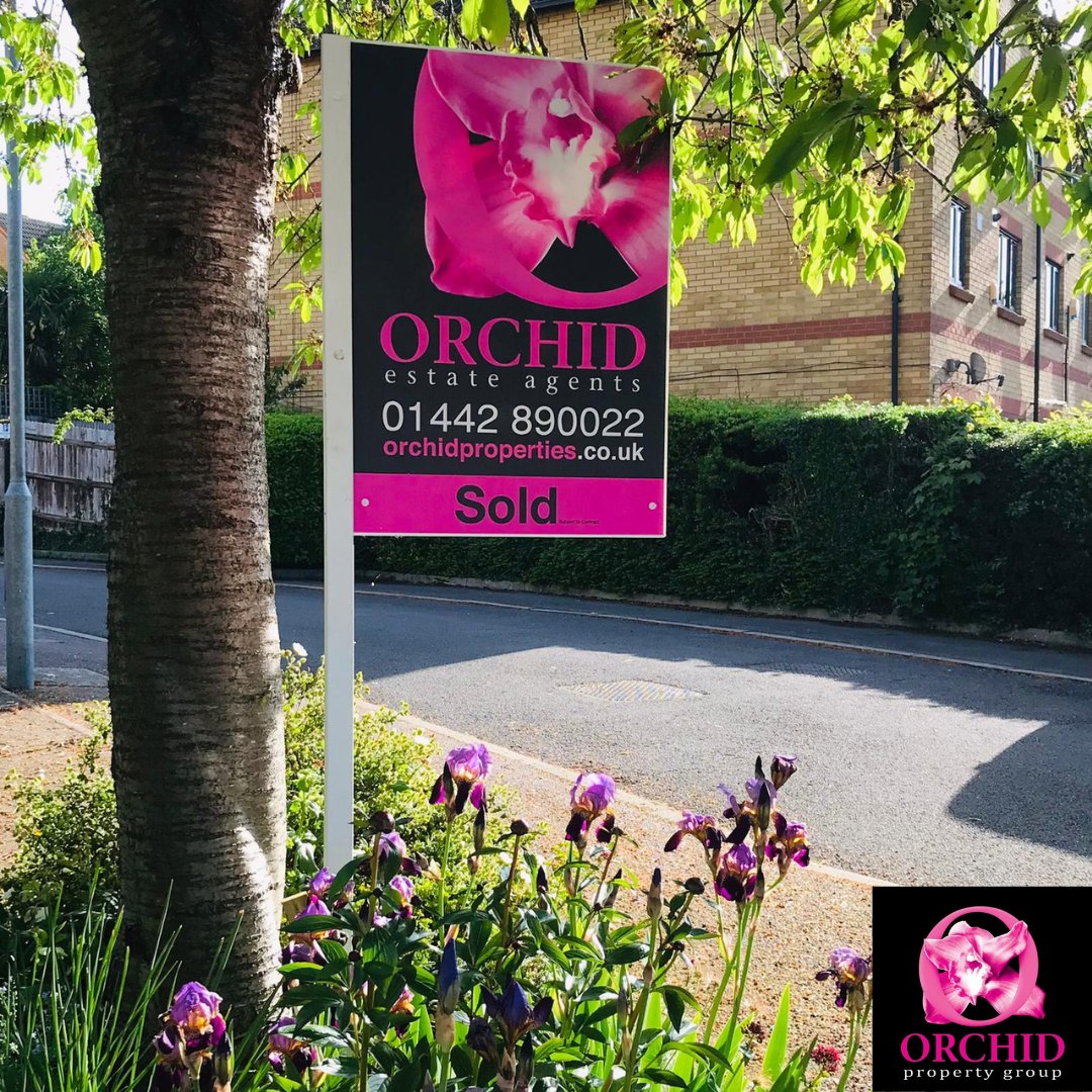 Happy Friday ✨

What's everyones plans for the bank holiday?

#PropertyUk #Boxmoor #BoxmoorProperty #Tring #Aylesbury