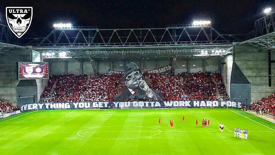 ritmodetorcida's tweet photo. Os Ultra South do Hapoel Beer Sheva tiveram The Notorious B.I.G. como coreografia, na partida contra o CSU Craiova, pela Liga da Conferência Europeia. https://t.co/HV2YgBCVsh
