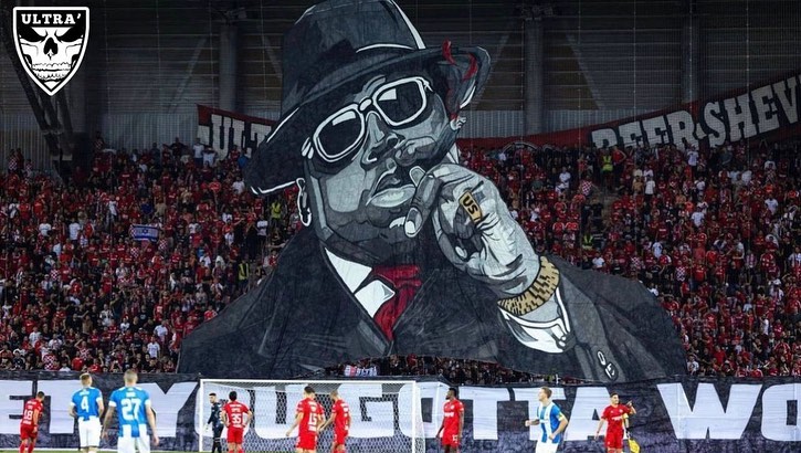 ritmodetorcida's tweet photo. Os Ultra South do Hapoel Beer Sheva tiveram The Notorious B.I.G. como coreografia, na partida contra o CSU Craiova, pela Liga da Conferência Europeia. https://t.co/HV2YgBCVsh