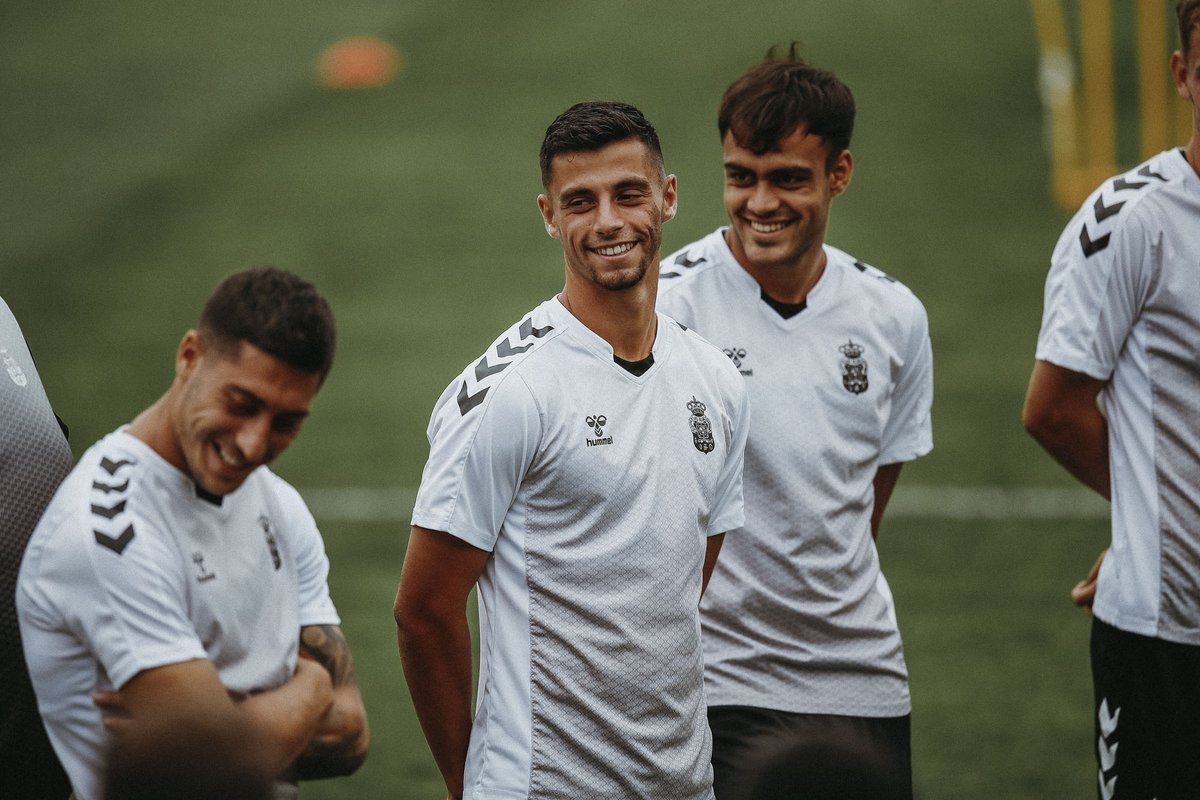 UDLP_Oficial's tweet photo. 👋 ¡Buenos días, afición!

#LaUniónHaceLasPalmas 💛💙 https://t.co/GdkBn8n49J