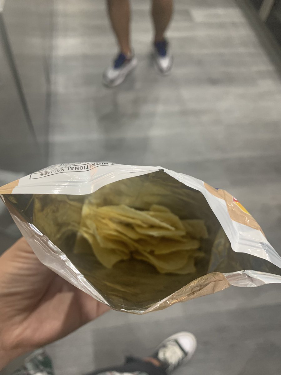 JMP_OX's tweet photo. Never mind 50% less fat. 50% less crisps 🫠 @walkers_crisps https://t.co/1aDv3MIbtR