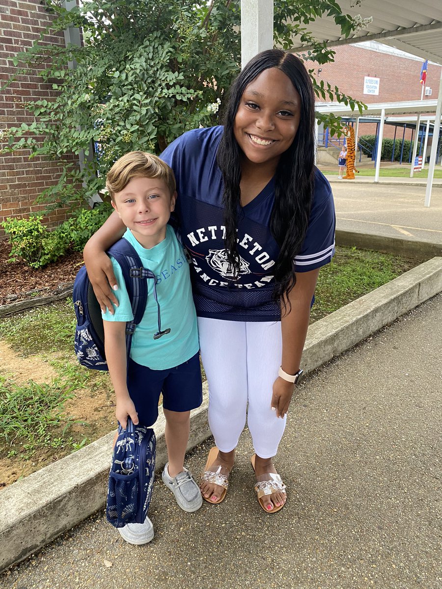 Nettleton_Prim's tweet photo. It’s GAME DAY, @Nettleton_High! We were so excited to welcome back our NHS senior friends to help with car and bus duty! Our students look forward to this each year! Best of luck, Tigers! ❤️🐯💙 #riseabove https://t.co/pKd03AdZcy