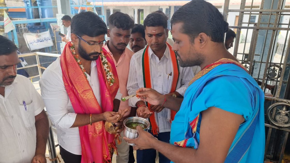 VenkatBalmoor's tweet photo. సెప్టెంబర్ 7 నుండి కాశ్మీర్ నుంచి కన్యాకుమారి వరకు  శ్రీ @RahulGandhi గారి నేతృత్వంలో 500 మంది సభ్యులతో కూడిన బృందం చేపట్టనున్న #BharatJodoYatra విజయవంతం అవ్వాలని ప్రార్థిస్తూ ఇల్లంతకుంట మండలంలోని  శ్రీ సీతారామచంద్రస్వామి దేవస్థానం లో  ప్రత్యేక పూజలు నిర్వహించాను. https://t.co/h4lmjIEPQ1