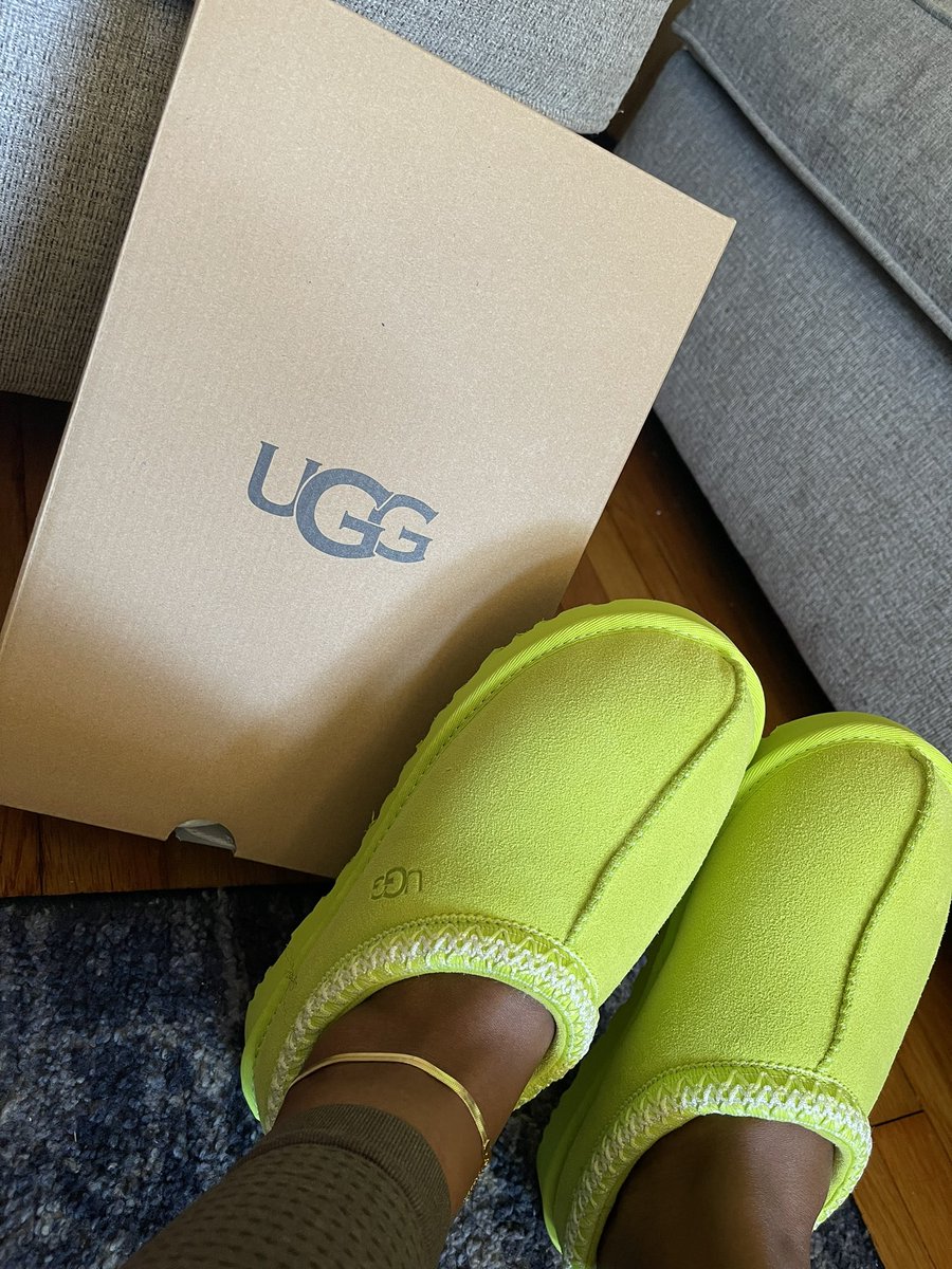 britneystp's tweet photo. This is your sign that you NEED new @UGG https://t.co/ppYwDM9CvW
