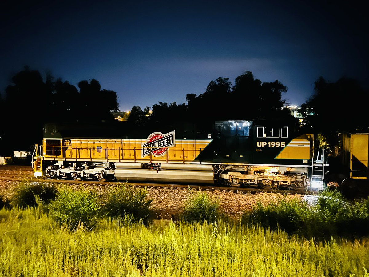 cosjointline's tweet photo. Union Pacific #1995 C&amp;NW Heritage Unit Chicago North Western #up1995 #upheritage #upheritageunit #nightrailfanning #uprailway #trainnerd #bnsfcolorado #bnsfcoloradospringsjointline #bnsfcoloradojointline https://t.co/wPqnS0czl4
