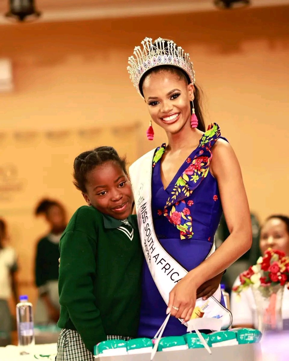 OtpLimpopo's tweet photo. Miss SA Ndavi Nokeri gives sanitary towels to the learners as part of giving back at Greenside Primary School outside Seshego. #MissSA2022 https://t.co/VwcKVnOjwk