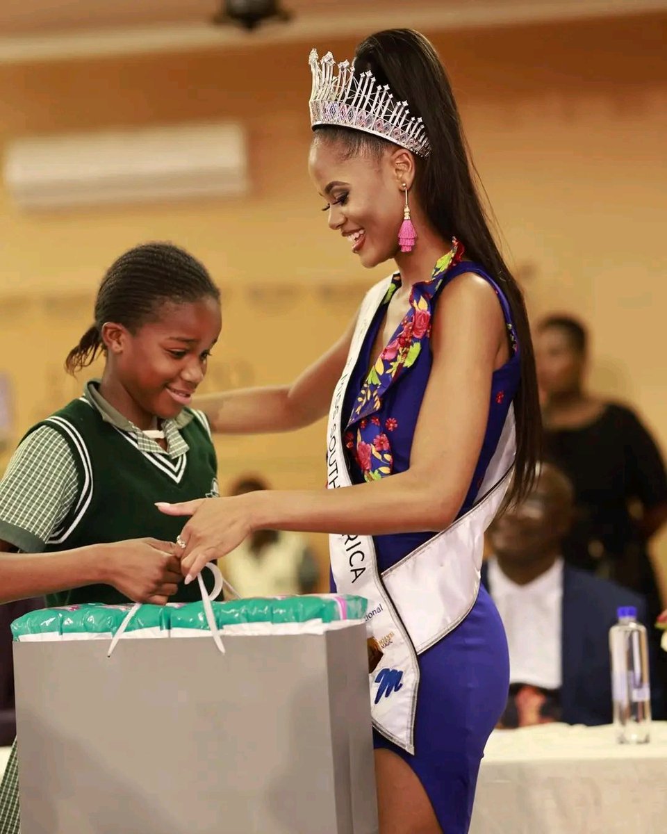 OtpLimpopo's tweet photo. Miss SA Ndavi Nokeri gives sanitary towels to the learners as part of giving back at Greenside Primary School outside Seshego. #MissSA2022 https://t.co/VwcKVnOjwk