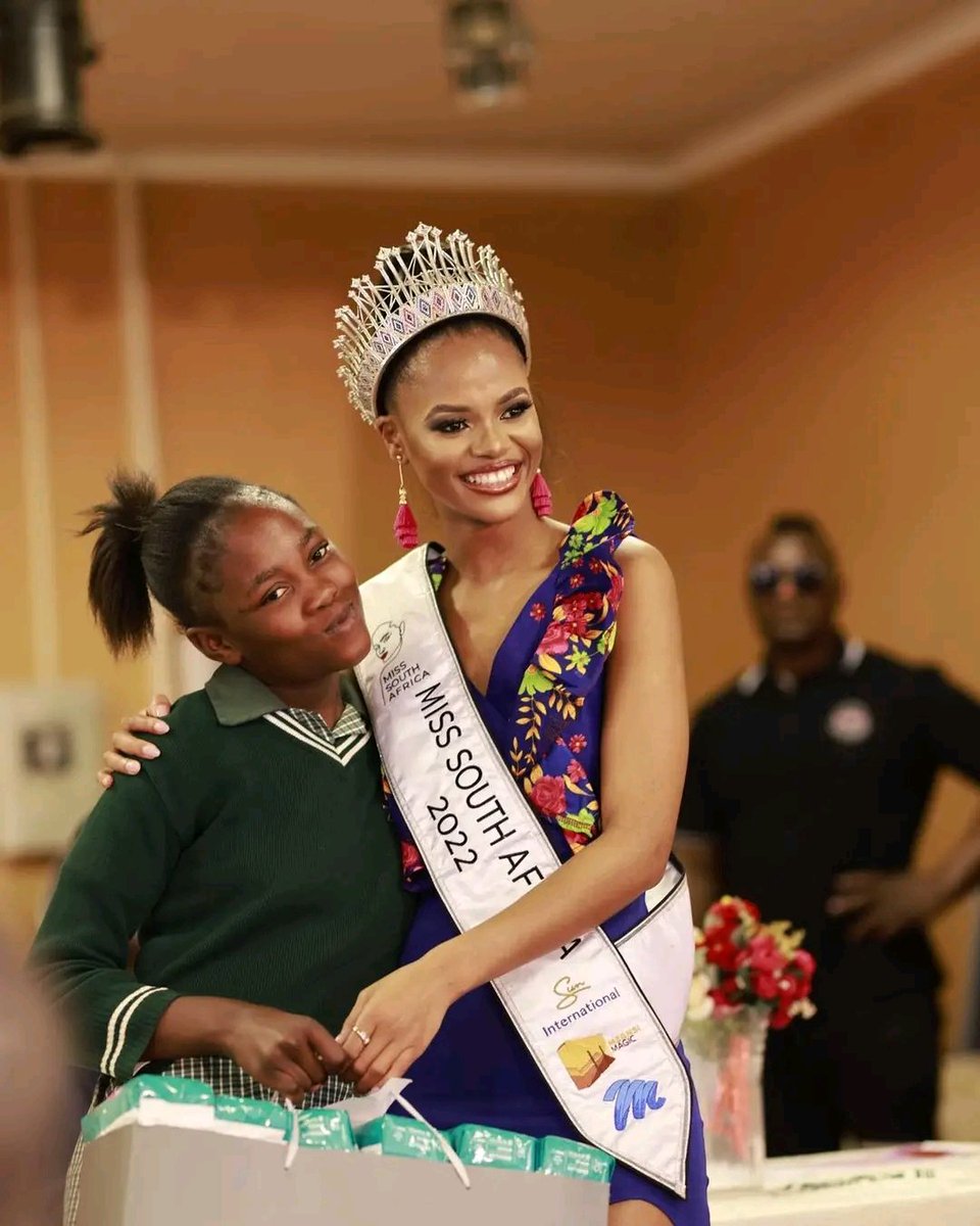 OtpLimpopo's tweet photo. Miss SA Ndavi Nokeri gives sanitary towels to the learners as part of giving back at Greenside Primary School outside Seshego. #MissSA2022 https://t.co/VwcKVnOjwk