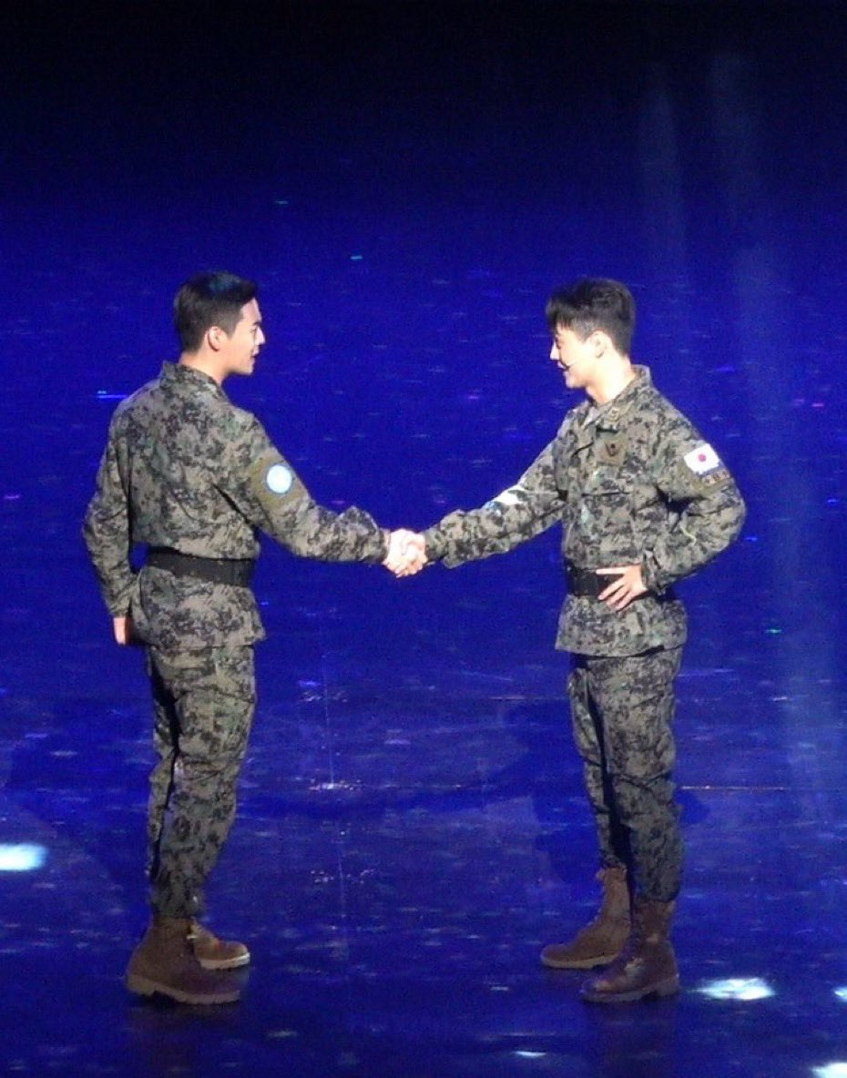 중학생때 만나 서로 다른 고등학교로 진학
각자 꿈을 향해 달리다 같은 학원에서 재회해서
같은 회사 연습생으로 합격 같은 대학교 진학
5년의 연습 끝에 한 팀의 두 리더로 데뷔
동반입대 했지만 부대는 갈라짐
근데 군뮤에서 또다시 만나서
“여기까지 와서도 역시 함께야”
라는 가사를

ㅇ게실화라고