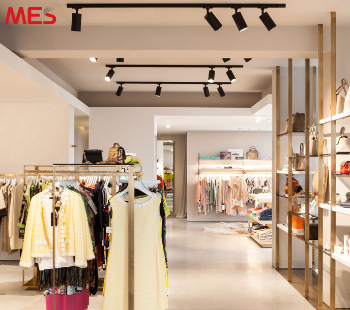 denledmes's tweet photo. Tạo điểm nhấn cho shop quần áo với Đèn Led chiếu điểm: https://t.co/i18XEqg7n4 #denledchieudiem #denchieudiem https://t.co/alg4O77KwD