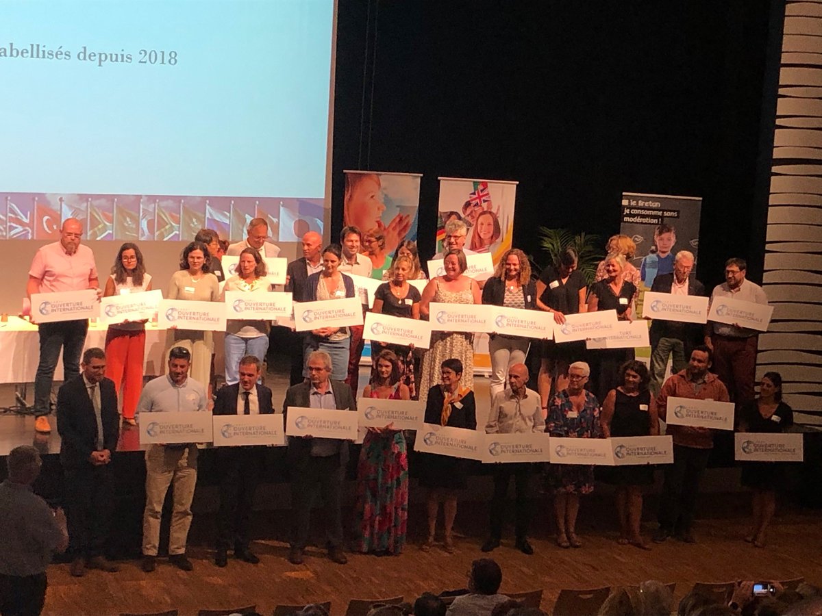 ndlm56's tweet photo. INTERNATIONAL 🌍 / Remise de la plaque « établissement international » pour l’ensemble scolaire Notre Dame lors de la rentrée des chefs d'établissement @ddec56
#international #vannes https://t.co/LrhINKpo4E