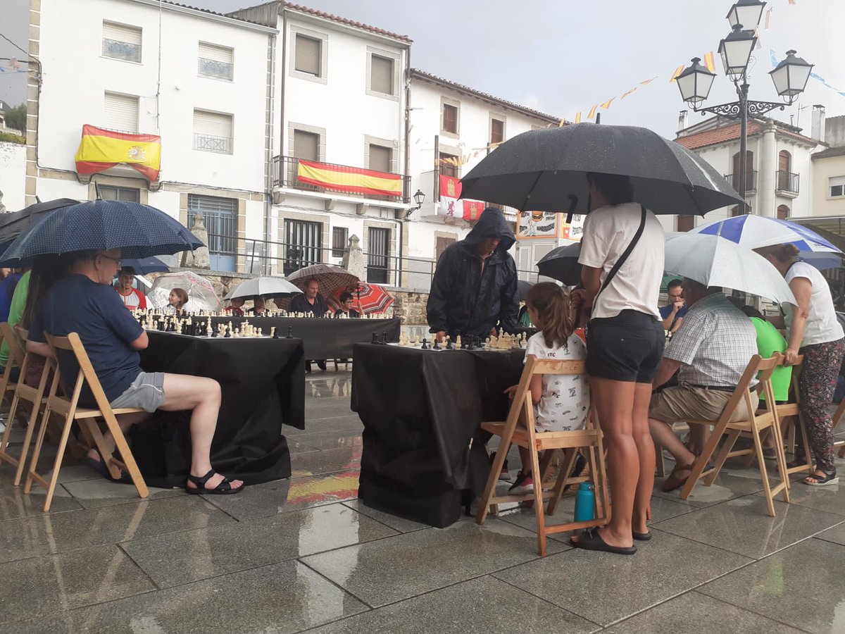 amadordelanava's tweet photo. Entusiasmo ajedrecístico ayer en #Ledrada donde jóvenes y mayores no dudaron en aguantar el chaparrón y seguir con las partidas. Al finalizar la partida simultánea se procedió a la entrega de premios del torneo celebrado el día 23 https://t.co/dqeWOtke8N