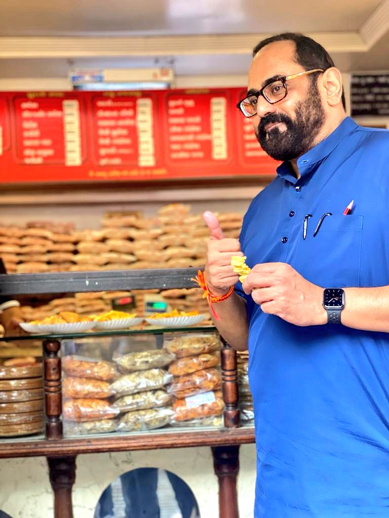 RajeevRC_X's tweet photo. ‘Surat Nu Jaman Ane Kashi Nu Maran'.
How can I be in Surat and not have the famous Locho.
Stopped by at this eatery at Parley point in #Surat.
There is an interesting story on how it was named Locho. If you are aware, share in comments 

#RCInGujarat 
@ravighiyar https://t.co/BjEOS3MXIV