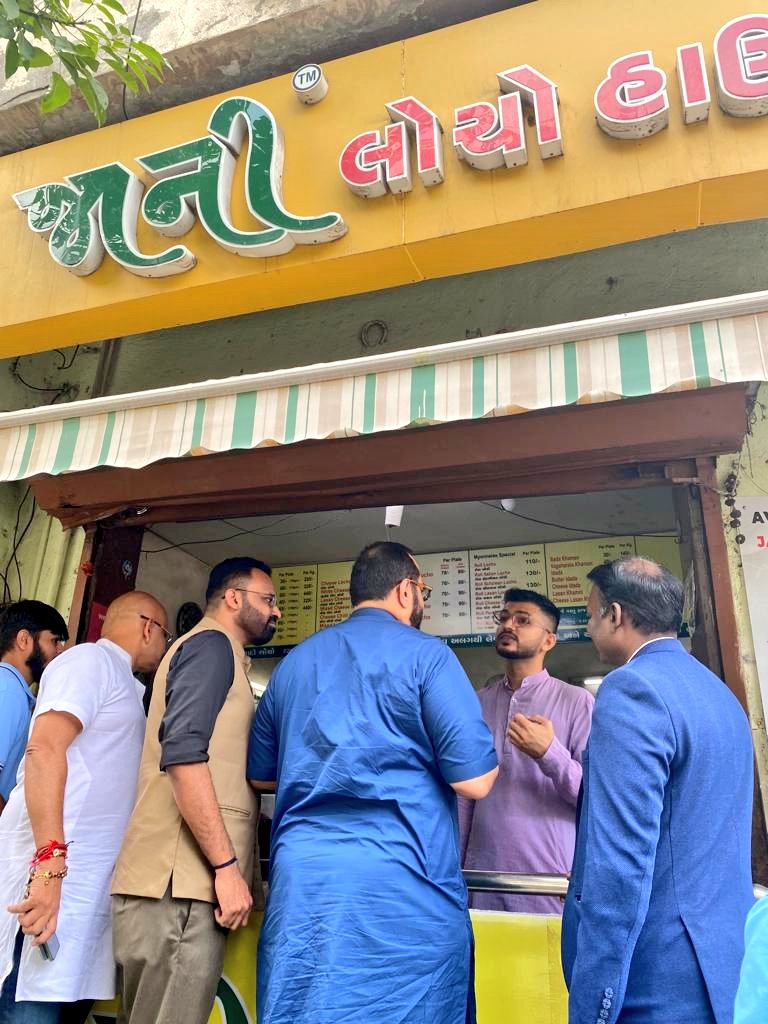 RajeevRC_X's tweet photo. ‘Surat Nu Jaman Ane Kashi Nu Maran'.
How can I be in Surat and not have the famous Locho.
Stopped by at this eatery at Parley point in #Surat.
There is an interesting story on how it was named Locho. If you are aware, share in comments 

#RCInGujarat 
@ravighiyar https://t.co/BjEOS3MXIV