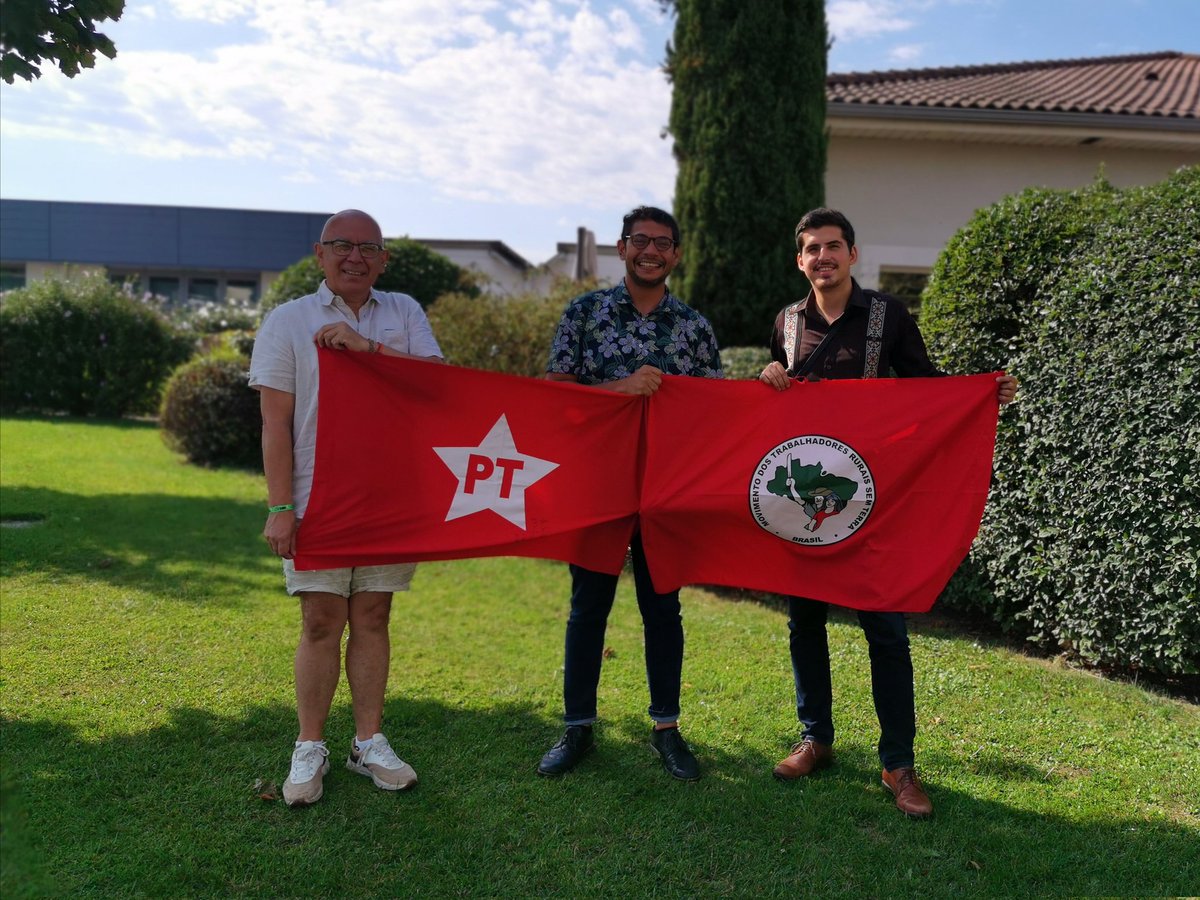FALInsoumis's tweet photo. 🇫🇷🇧🇷 Arrivée aux #AMFIS2022 des premiers invités internationaux.

Merci aux ami.e.s du Parti des Travailleurs (PT) brésilien de nous faire l'honneur de leur présence. Avec Lula pour la présidence du Brésil ! https://t.co/Nbe3ko7Tb1