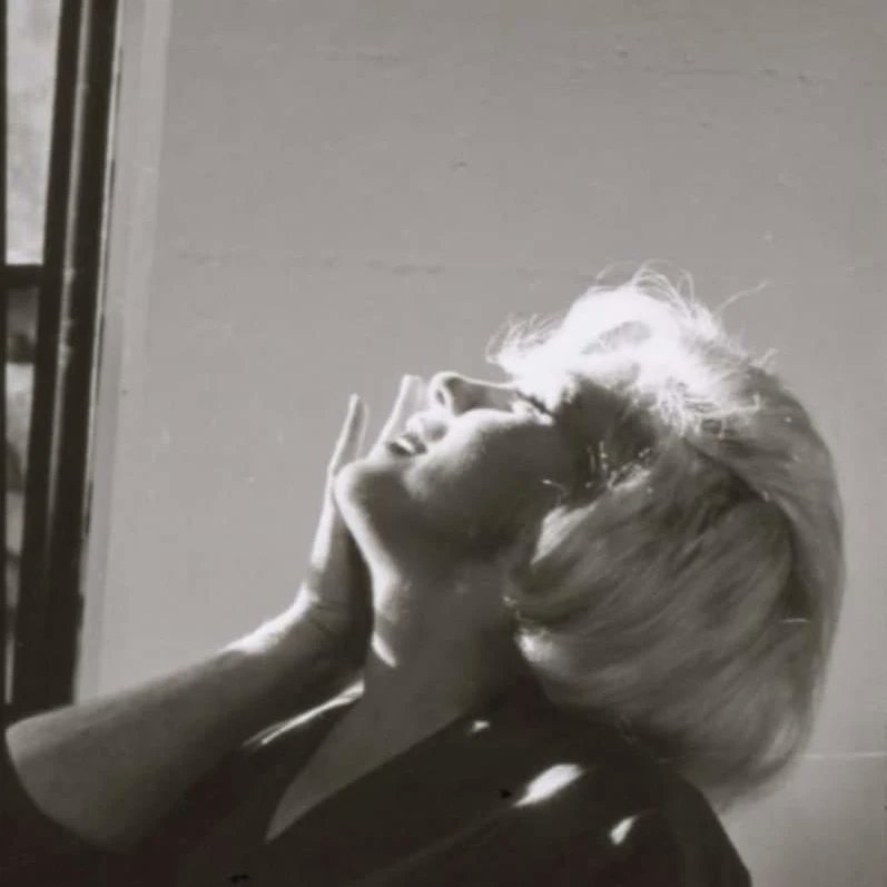 Clubpassionmar2's tweet photo. Bonne journée de vendredi.
Have a sweet Friday.
#soutienukraine #marilyn #marilynmonroe #clubpassionmarilyn #allangrant #12305fifthhelenadrive https://t.co/3EJ9KumntP