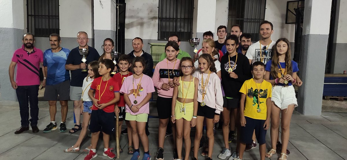 amadordelanava's tweet photo. Entusiasmo ajedrecístico ayer en #Ledrada donde jóvenes y mayores no dudaron en aguantar el chaparrón y seguir con las partidas. Al finalizar la partida simultánea se procedió a la entrega de premios del torneo celebrado el día 23 https://t.co/dqeWOtke8N