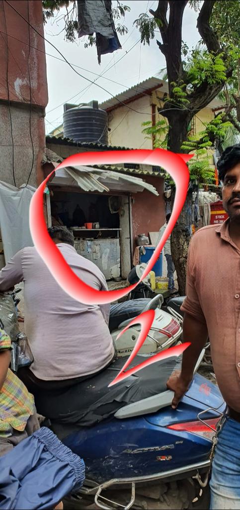 VIRENINFRA's tweet photo. ग़ज़ब कानून है @mybmcWardHE के #Assistant_commissioner के जो गलत काम करता है, जगह हडपता है, फुटपाथ और रोड कब्जा करता है उसे चाय पिलाते हैं और जो दुकान चलाता उसपे जबरन F.I.R करवाते हैं (किस कानून में) जैसे दो दिन पेहले एक मोटर पार्ट्स कि दुकान के मालिक पर F.I.R करवाया और बगल मे . https://t.co/XuBiPnq2jQ