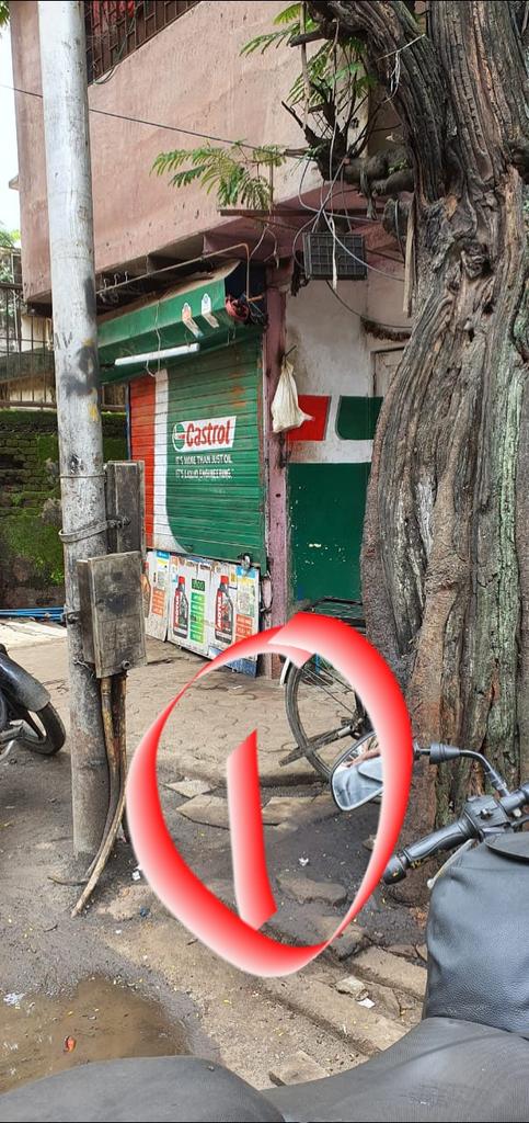VIRENINFRA's tweet photo. ग़ज़ब कानून है @mybmcWardHE के #Assistant_commissioner के जो गलत काम करता है, जगह हडपता है, फुटपाथ और रोड कब्जा करता है उसे चाय पिलाते हैं और जो दुकान चलाता उसपे जबरन F.I.R करवाते हैं (किस कानून में) जैसे दो दिन पेहले एक मोटर पार्ट्स कि दुकान के मालिक पर F.I.R करवाया और बगल मे . https://t.co/XuBiPnq2jQ