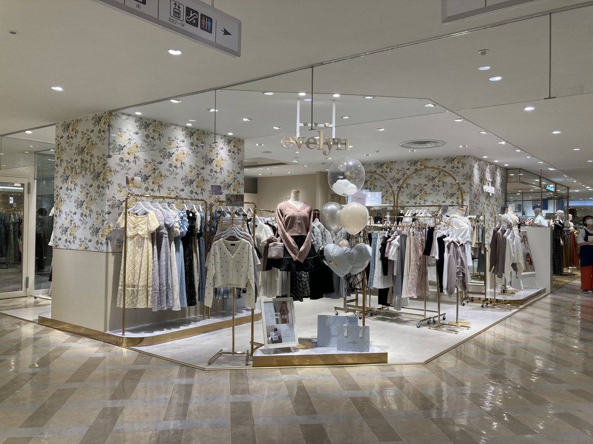 lumine_yokohama's tweet photo. NEW SHOP info💓
本日、8月26日(金)
#エブリン がルミネ横浜4FにNEW OPEN🪅
ファッションに敏感な女性に向けて、乙女心くすぐるフェミニンなアイテムを揃えてます🎀🫧
ワクワクしちゃうカワイイお洋服との、素敵な出会いを楽しんでください💖
#ルミネ横浜 #ルミ横2022秋リニューアル #weareread https://t.co/8bK834APYC